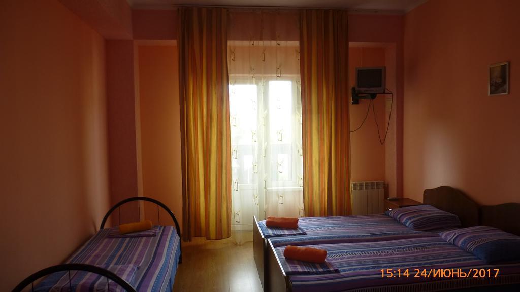 Hôtel Gostevoi Dom Karavan à Anapa Extérieur photo